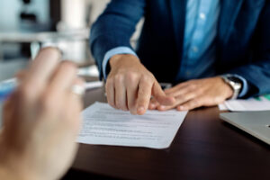 Banco se recusou a rever seu contrato? Saiba o que fazer